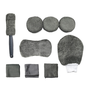 Kit essenziale per la pulizia dell'auto